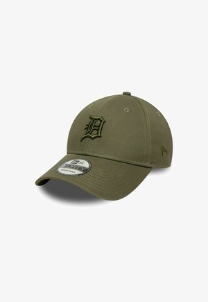 Cappello verde oliva con logo "D" ricamato, visiera curva, cinturino regolabile e fori per la ventilazione. Realizzato in tessuto testurizzato.