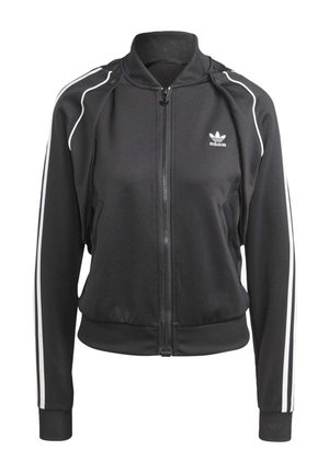 Veste de sport noire en tissu lisse, avec un col côtelé, des rayures blanches sur les côtés et une fermeture éclair à l'avant avec deux poches latérales.