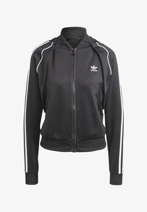 Veste de sport noire en tissu lisse, avec un col côtelé, des rayures blanches sur les côtés et une fermeture éclair à l'avant avec deux poches latérales.