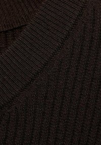 Ciemnobrązowa dzianina ribbed z teksturowanym wzorem, z pionowymi liniami i przytulnym designem, złożona na krawędzi, tworząc warstwowy efekt.