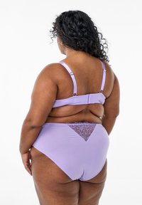 Lila beha en hooggetailleerde onderbroek set met verstelbare banden. De slip heeft een kanten paneel aan de achterkant. Glad textuur, volledige bedekking.