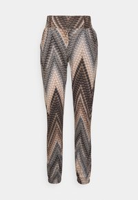 Hlače s vzorcem, ki imajo zigzag obliko v rjavi, bež in črni barvi. Narejene so iz teksturirane tkanine z elastičnim pasom in stranskimi žepi.