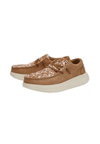 Scarpe in suede marrone con tomaia testurizzata che presenta un motivo geometrico bianco, una suola imbottita e un dettaglio di allacciatura minimale sul lato.