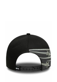 Schwarze Baseballkappe mit flachem Schirm, mit silbernen Sternen-Grafiken an der Seite, verstellbarer Kunststoff-Snapback-Verschluss am Rücken.