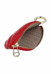 Portamonete rosso con zip realizzato in materiale lucido, dotato di una zip dorata e attacco per portachiavi. L'interno presenta un rivestimento brown a fantasia.