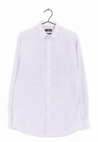 Lichtpaarse lange mouw shirt met een geruit patroon, met knoopsluiting, en witte knopen, hangend aan een zwarte hanger tegen een witte achtergrond.