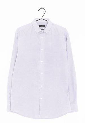 Helllila Langarmhemd mit karierter Musterung, Button-Down-Kragen und weißen Knöpfen, hängt auf einem schwarzen Kleiderbügel vor einem weißen Hintergrund.