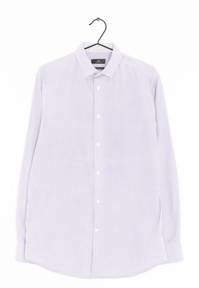 Lichtpaarse lange mouw shirt met een geruit patroon, met knoopsluiting, en witte knopen, hangend aan een zwarte hanger tegen een witte achtergrond.
