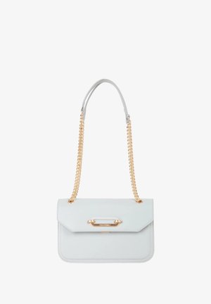 Borsa a tracolla in pelle azzurro chiaro, di forma rettangolare, con tracolla a catena dorata e una chiusura a patta elegante con un dettaglio decorativo.