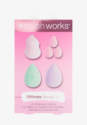 Juego de esponjas Ultimate con cuatro esponjas en colores rosa, verde y púrpura. Material texturizado y suave, empaquetado en una caja degradada rosa con la marca.