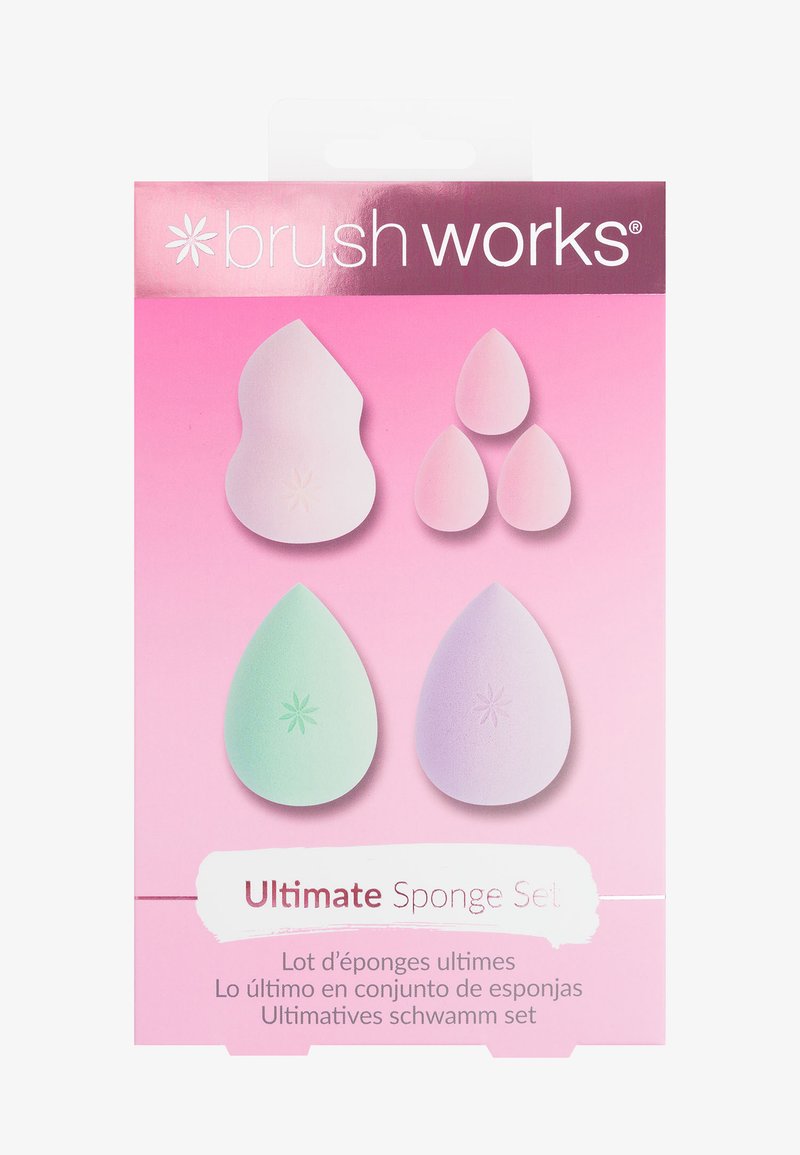 Ultimatives Schwammset mit vier Schwämmen in pink, grün und lila. Strukturiertes, weiches Material, verpackt in einer pinken Farbverlaufsschachtel mit Markenlogo.