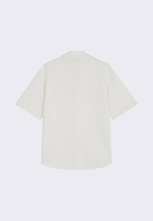 Witte kortoevershirt met een ontspannen pasvorm, voorzien van een subtiel textuurpatroon en een ronde kraag, met een licht gebogen zoom aan de onderkant.