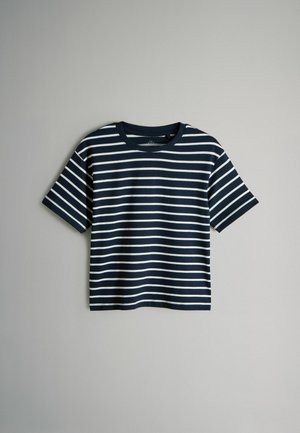 T-shirt bleu marine avec des rayures horizontales blanches, à manches courtes et col rond. Fabriqué en coton doux.