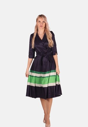 Marineblaues Satin-Wickelkleid mit kurzen Ärmeln, einem gebundenen Taillengürtel und einem ausgestellten Rock mit grünen und weißen horizontalen Streifen. Glatte Textur.