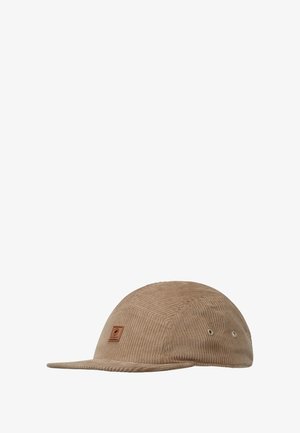 Lysebrun kordfløjlskappe med flad skygge, der har kontrastsyninger og en firkantet læderlogo-patch foran. Ventilationsøjer til stede.