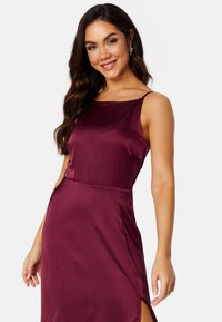 Bubbleroom DRAPY-BACK SLIT SATIN GOWN - Abiti per occasioni speciali - bordeaux