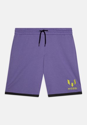 Lila Sportshorts mit einem Kordelzugbund, schwarzen Akzenten und einem gelben Logo mit einem stilisierten Design auf dem linken Bein.