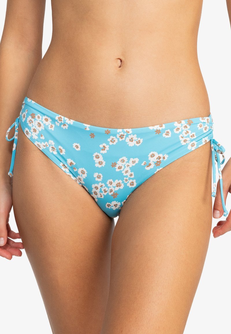 Niebieskie majtki od bikini w kwiatowy wzór w białe i brązowe kwiaty, elastyczny materiał, regulowane boki i średni stan.