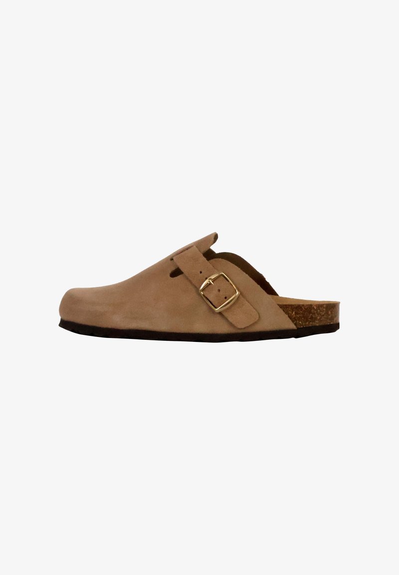 Beige Wildlederschuhe mit runder Zehenpartie, verstellbarem Schnallenverschluss und Korkfußbett. Die flache Sohle hat eine strukturierten Griff für guten Halt.