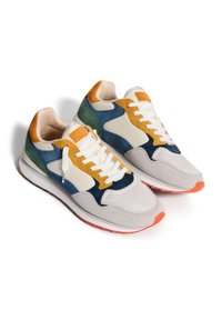 Sneakers caratterizzati da una combinazione di suede beige, giallo, blu e verde, con lacci bianchi e una punta in mesh testurizzato. Suola in gomma con un accento arancione.