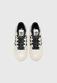 adidas Originals FORUM LOW CL - Sneakers low - off white/core black