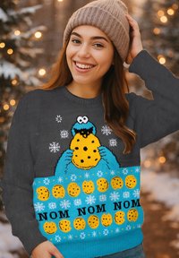 Maglione grigio con un design del Cookie Monster in blu e giallo, con biscotti e fiocchi di neve; rifinito con un colletto e polsini a coste.