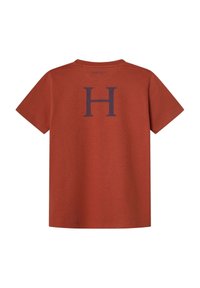 Košeľa s krátkym rukávom v rustickej farbe s veľkým tmavým "H" potlačeným na hornej časti chrbta a malým textom "Hackett" nad ním.