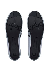 Suole delle scarpe da ciclismo nere e grigie con superficie testurizzata, due clip per l'attacco e un logo. Progettate per una presa e una performance ottimali.