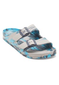 Slip-on sandal med två justerbara grå remmar och svarta spännen, med ett blått och grått tie-dye mönster på sulan och fotbädden.