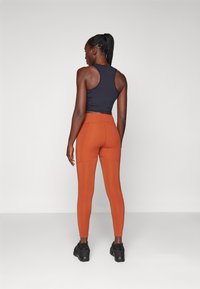 Peak Performance LIGHTWEIGHT - Leggings - spiced