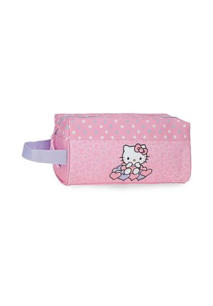 Bolsa rectangular rosa con asa morada, lunares blancos y un gato de dibujos animados con lazo rosa sentado sobre corazones pastel.