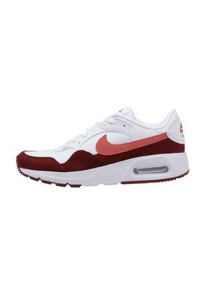 Weißer Sneaker mit burgunderroten Wildlederakzenten. Er verfügt über eine abgerundete Zehenpartie, einen gepolsterten Kragen, eine Schnürung und eine sichtbare Luftpolsterung in der Ferse.