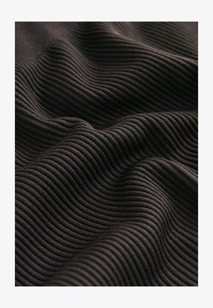 Čierna rebrovaná látka s výraznými horizontálnymi pruhmi, ktorá vystavuje jemnú textúru a subtílny lesk. Materiál sa zdá byť pružný a hladký.