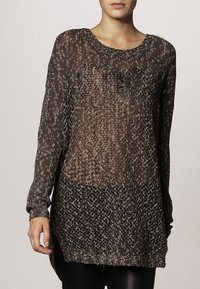 Strickpullover in Brauntönen mit lockerer Passform, langen Ärmeln, rundem Ausschnitt und strukturiertem, offen gewebtem Design.