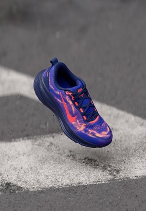 Chaussure de course pour homme en bleu et orange, avec une tige texturée, une semelle coussinée, des lacets et un logo Nike bien visible.