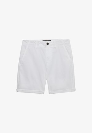 Weiße, maßgeschneiderte Baumwollshorts mit Gürtelschlaufen, Vorderknopf, Seitentaschen und umgeschlagenen Bündchen auf einfarbigem Hintergrund.