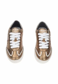 Sneaker in pelle bronzo con lacci bianchi. Caratteristiche includono una superficie texturizzata, suola bianca a contrasto e logo sulla linguetta.