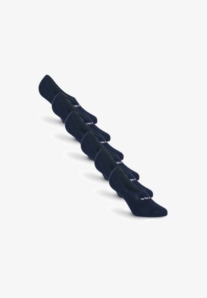 Cinco pares de calcetines sin mostrar de corte bajo azul marino dispuestos en una línea diagonal con un logotipo visible de la marca en blanco y rojo.