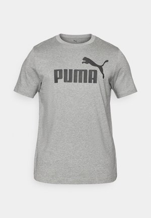 Camiseta de algodón gris con mangas cortas, que presenta un gran logo negro de "PUMA" y un gráfico de puma negro en la parte frontal. Cuello redondo.