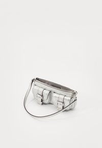 Borsa a pochette metallica argento con due tasche anteriori con pattina, chiusura a zip e tracolla sottile. Texture liscia con finitura lucida.
