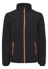 Giacca softshell nera con colletto alto, zip frontale arancione e tasche laterali. Presenta polsini regolabili e un design elegante e aerodinamico.