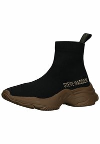 Czarny sneaker na wsuwkę z elastyczną dzianinową cholewką, zaokrąglonym noskiem oraz brązową gumową podeszwą z teksturowanymi wzorami. Nazwa marki po boku.