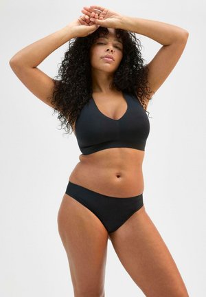 Schwarzes Bikini-Set mit einem V-Ausschnitt-Bralette und einem tief geschnittenen Bikini-Höschen. Glatte Textur, minimalistisches Design, das einen nahtlosen Look betont.