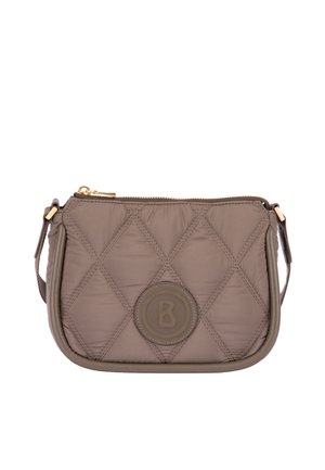 Piccola borsa a tracolla trapuntata taupe con cuciture a diamante, patch logo rotondo, chiusura con cerniera e tracolla regolabile.