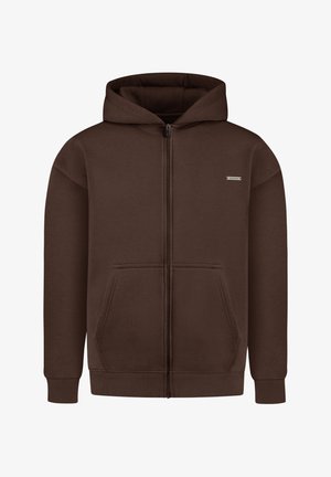 Sudadera con cremallera completa de color marrón oscuro, con bolsillos tipo canguro en el frente, puños y dobladillo acanalados, y una pequeña etiqueta rectangular de la marca en el pecho.