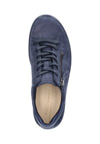 Baskets en cuir bleu avec bout rond, design à lacets, fermeture éclair sur le côté et col rembourré. Présente une texture lisse et un style minimaliste.