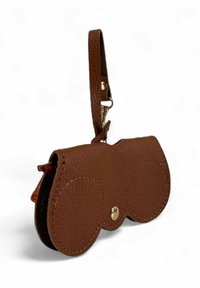 Portefeuille en cuir marron en forme de jumelles, avec une surface texturée, des accessoires en or et une bandoulière détachable.