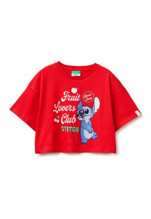 Czerwony krótki t-shirt z napisem „Fruit Lovers Club Stitch”, ikonami wiśni i jabłka oraz grafiką postaci Disneya Stitch.