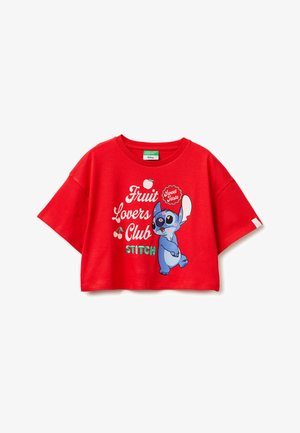 Czerwony krótki t-shirt z napisem „Fruit Lovers Club Stitch”, ikonami wiśni i jabłka oraz grafiką postaci Disneya Stitch.