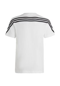Camiseta blanca de manga corta, con franjas horizontales negras en los hombros, hecha de algodón con una textura suave.